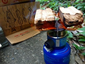 食ったど～♪　燻製！　チーズ、ウインナー、タコ、シシャモ♪