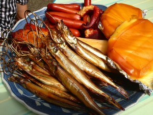 食ったど～♪　燻製！　チーズ、ウインナー、タコ、シシャモ♪